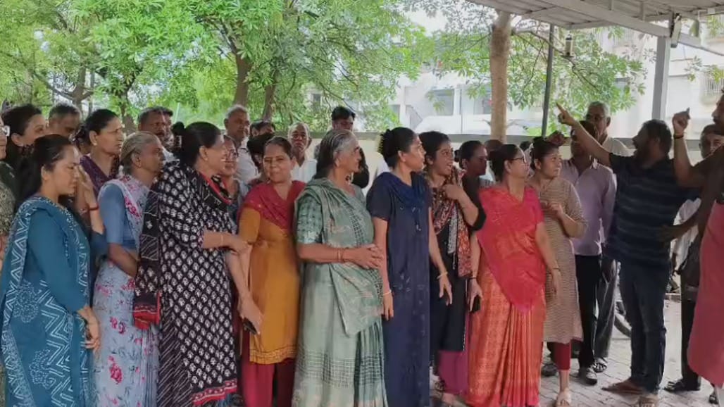 સુરતવાસીઓનો આક્રોશ: ખાડી પૂરનું કાયમી નિવારણ કરો, નહીંતર જંતર મંતર આંદોલન