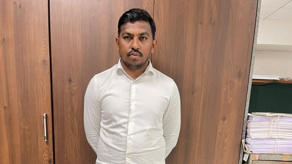 Valsad Excise Clerk Caught Accepting ₹10,000 Bribe for Liquor Permit in ACB Trap