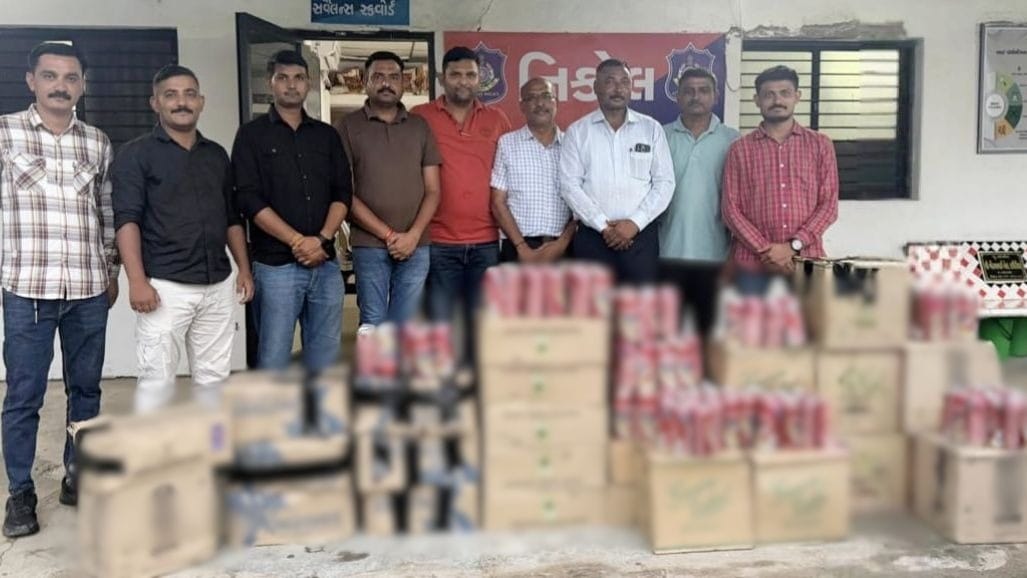 અમદાવાદના નિકોલમાં નર્મદા આવાસમાંથી 7 લાખનો દારૂ ઝડપાયો
