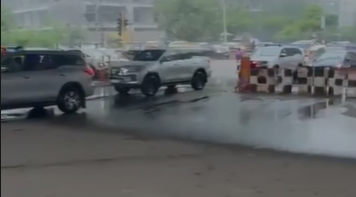 Gujarat CM's Convoy Briefly Stuck in Ahmedabad Traffic Near Palladium Mall