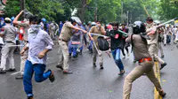 Delhi's Jantar Mantar Trembles As Protesting Students Clash With Police Overnight Delhi's Jantar Mantar Trembles As Protesting Students Clash With Police Overnight