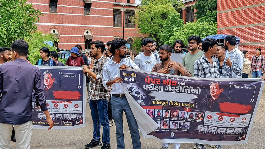 સોનમ વાંગચુકને સમર્થન આપવા  રેલી  નીકળે તે  પહેલા  વિદ્યાર્થીઓની અટકાયત