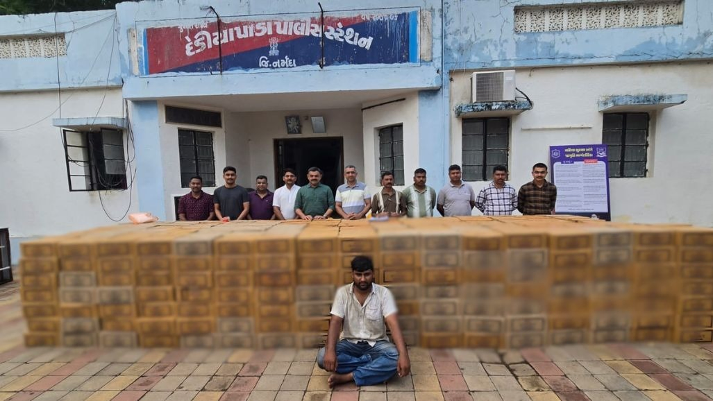 નર્મદા: એલસીબીની ટીમે ધનશેરા ચેકપોસ્ટ પરથી ₹64 લાખનો ગેરકાયદે દારૂ ઝડપી પાડ્યો, એક શખસની ધરપકડ