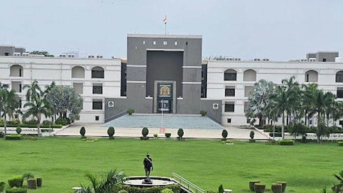 સુરતમાં જાહેરમાં માર મારવાના કેસમાં ડીસીપી સહિત પોલીસ અધિકારીઓ સામે હાઇકોર્ટે સુઓ મોટો લીધી