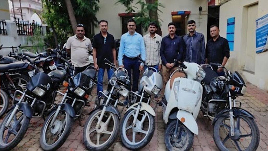 જામનગરમાં મોટરસાયકલ ચોરીનો ભેદ ઉકેલાયો : એક શખ્સ અને બે કિશોર ઝડપાયા, ચોરીના 6 બાઈક કબજે