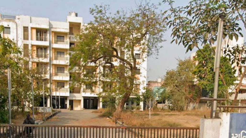 ₹5.26 cr AMC officers’ quarters lie vacant for 13 years; Civic body plans to rent them out