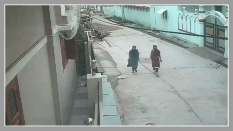 મહીસાગર: બેફામ સ્પીડે આવતી કારે રોડ પર ચાલતી બે યુવતીને હવામાં ફંગોળી, કાળજું કંપાવતા દ્રશ્યો CCTVમાં કેદ!