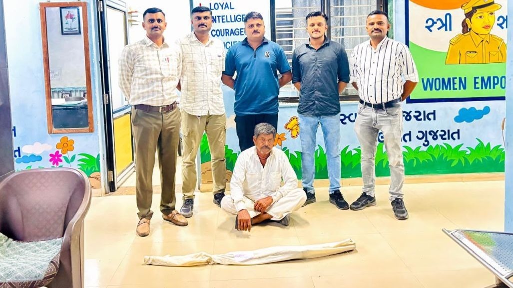 અમરેલી SOGની કાર્યવાહી: બાબરાના નાની કુંડળ ગામેથી દેશી બંદૂક સાથે વૃદ્ધ ઝડપાયો, એક ફરાર