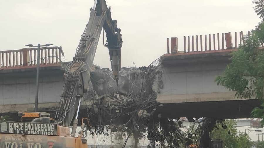 Subhash bridge demolition progresses as Shahibaug-side span safely dismantled