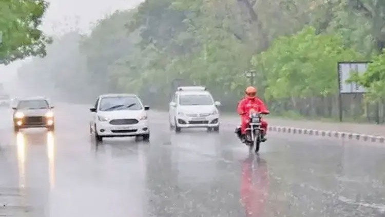 Valsad Orders One-Day Shutdown of Industries as Heavy Rain Triggers Flooding