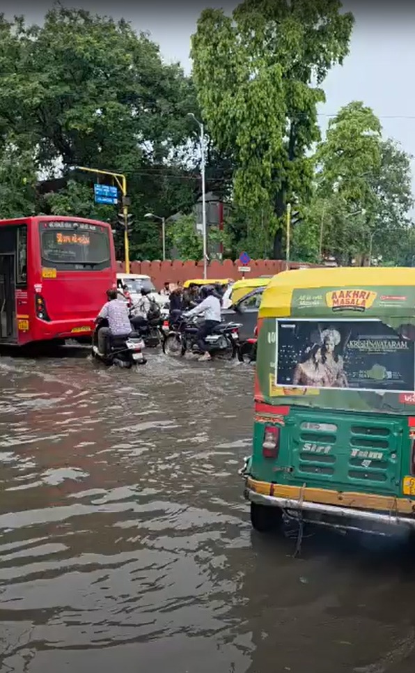 શાહીબાગ માર્ગ પર વાહનવ્યવહાર ધીમો પડ્યો