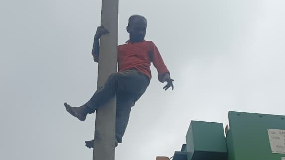 Sholay’s Veeru visits Gomtipur in Ahmedabad: Alleged Drunk Man Climbs Electric Pole, Fire Brigade Executes Rescue