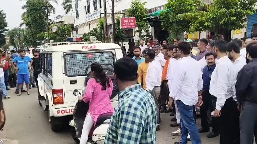 BJP, Congress Workers Clash Outside Polling Booth During Manjalpur By-Election Voting
