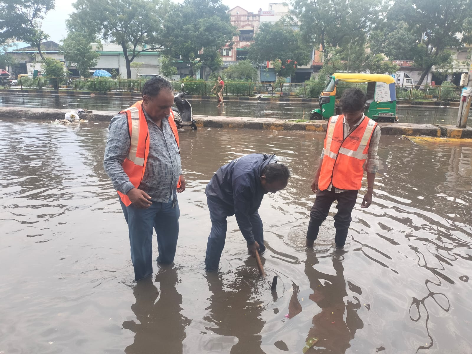 Waterlogging Removal Underway in Saraspur, Thakkarnagar