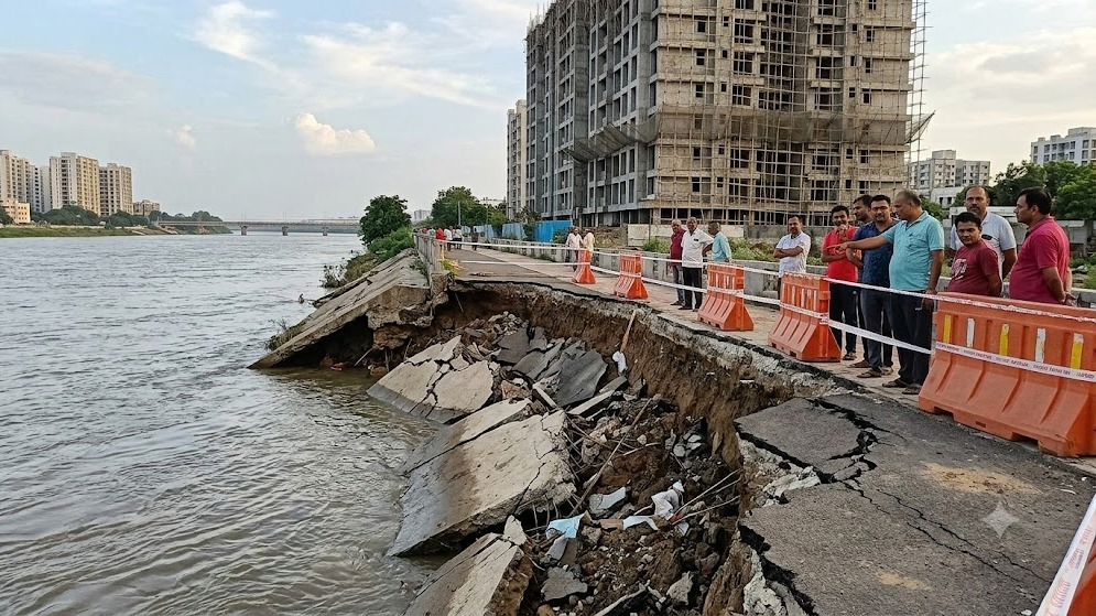Broken Tapi River Embankment Raises Safety Concerns in Surat
