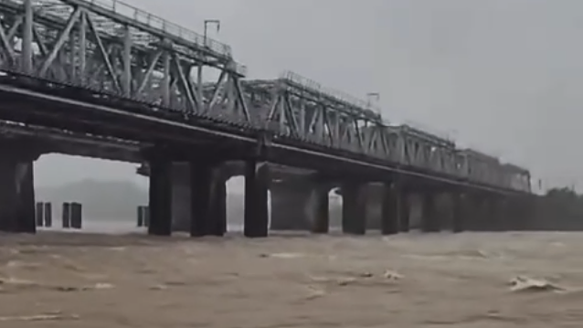 Track Erosion Between Pardi and Udwada Disrupts Gujarat-Mumbai Rail Services: Karnavati, Double Decker Express Short-Terminated