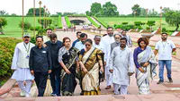 મમતા બેનર્જીને મોટો ઝટકો : TMCના 20 બળવાખોર સાંસદોની NCPI મંગળવારે NDAની બેઠકમાં થશે સામેલ મમતા બેનર્જીને મોટો ઝટકો : TMCના 20 બળવાખોર સાંસદોની NCPI મંગળવારે NDAની બેઠકમાં થશે સામેલ