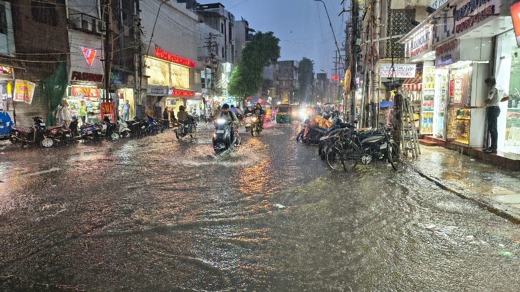 વડોદરામાં ધોધમાર વરસાદ, નીચાણવાળા વિસ્તારો જળબંબાકાર