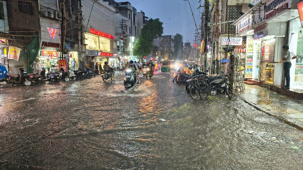 વડોદરામાં સાંજે ધોધમાર વરસાદ નીચાણવાળા વિસ્તારોમાં પાણી ભરાયા