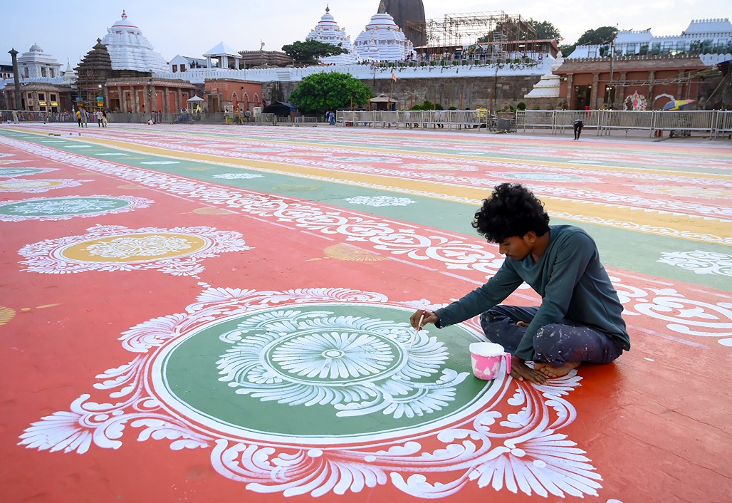 3 Artisans paint traditional Jhoti Chita motifs on Bada Danda (Grand Road) as preparations gather pace ahead of the annual Rath Yatra in Puri, Odisha, on Saturday, July 11, 2026.jpg