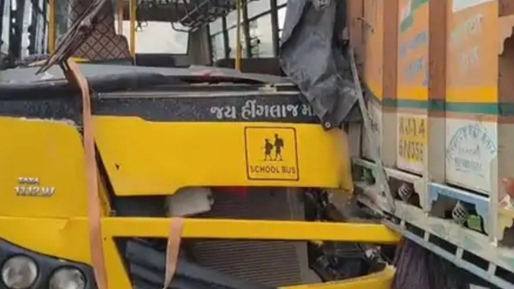 મોરબીના હળવદ નજીક સ્કૂલ બસ ટ્રક સાથે અથડાઈ