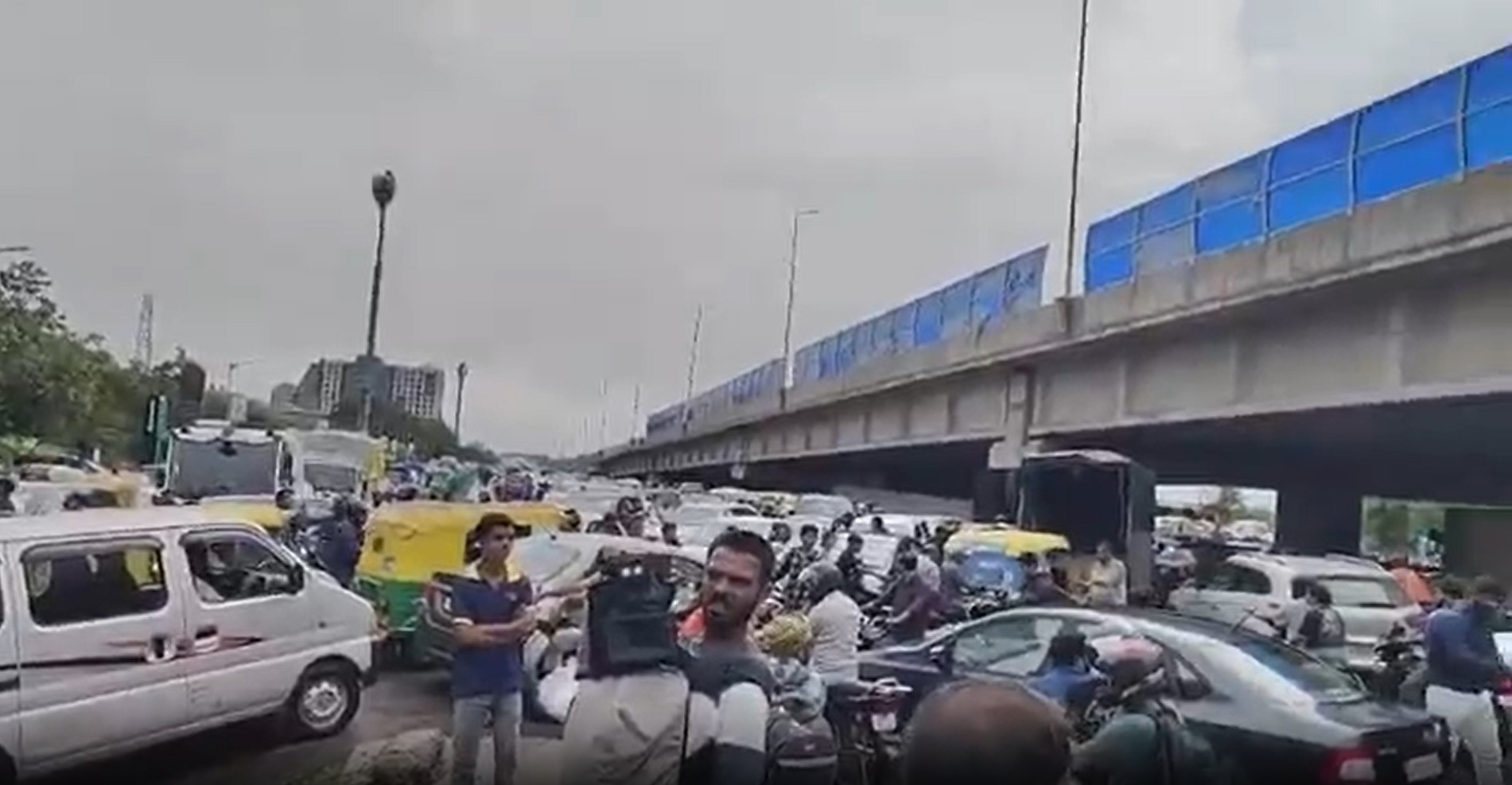 SG હાઈવે પર વાહનોની લાંબી કતારો, ટ્રાફિક જામની સ્થિતિ