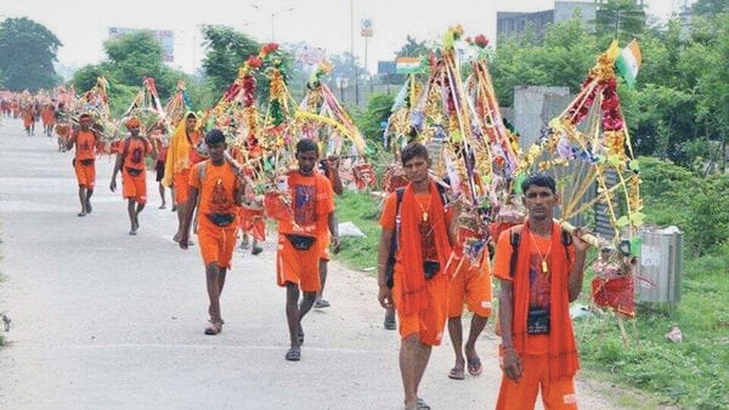 80 કિલો વજન ઉંચકીને ચાલીને કાવડયાત્રીઓ આખા વિશ્વનું ધ્યાન ખેંચે છે