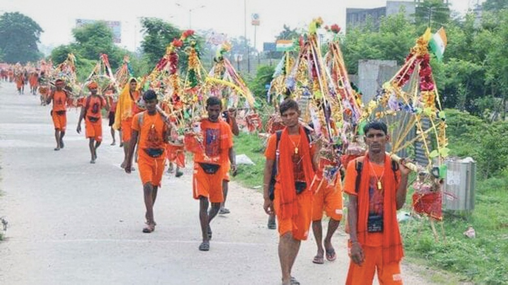 80 કિલો વજન ઉંચકીને ચાલીને કાવડયાત્રીઓ આખા વિશ્વનું ધ્યાન ખેંચે છે