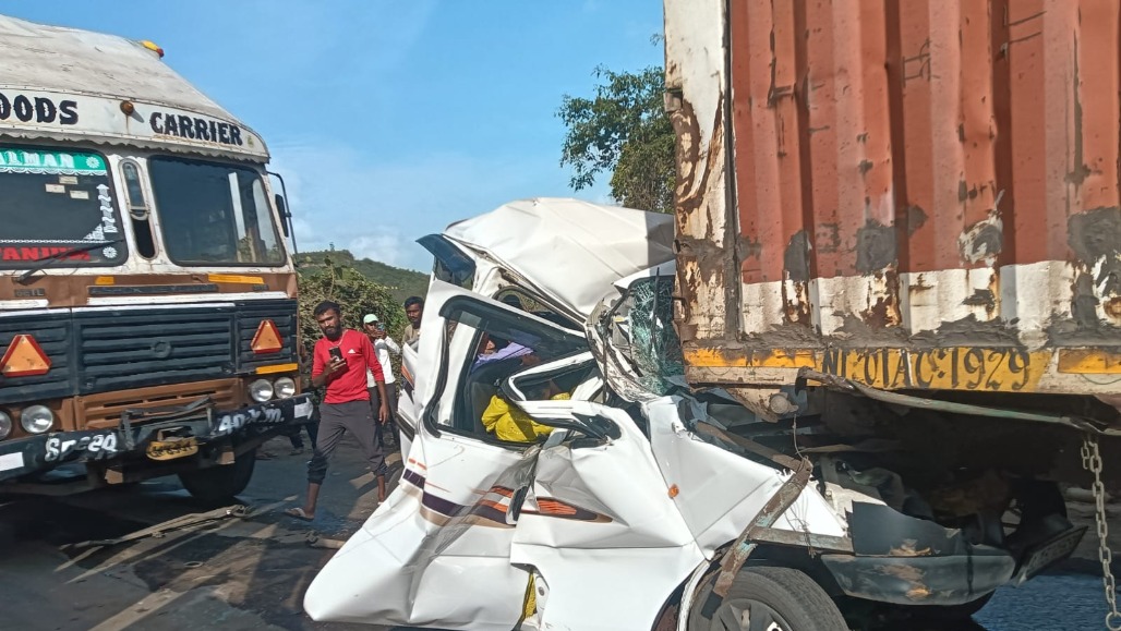 Gujarat Pilgrims' Return Journey Ends in Tragedy as Four Killed in Nashik Crash