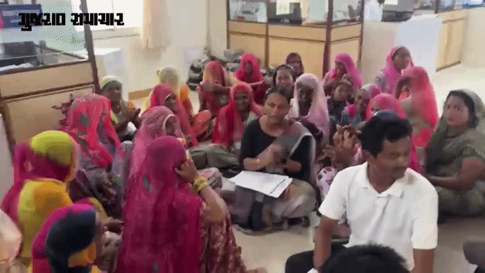 VIDEO| થરાદ: લો-વોલ્ટેજની સમસ્યાથી ત્રસ્ત મહિલાઓનો GEB કચેરીમાં હલ્લાબોલ, રામધૂન બોલાવી આપી ભૂખ હડતાળની ચીમકી