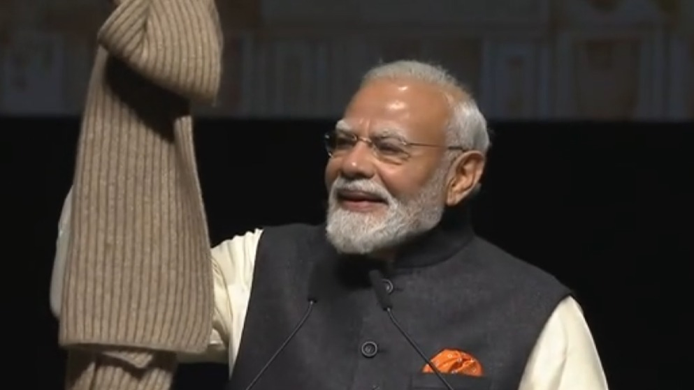 ન્યૂઝીલૅન્ડમાં ભારતીયોને સંબોધતાં PM મોદીએ બતાવ્યું 30 વર્ષ જૂનું મફલર, 3 ગિફ્ટનો કિસ્સો સંભળાવ્યો