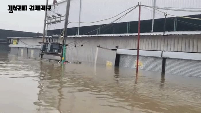 સુરતના કૃષ્ણનગર અને ગઢા નગરમાં જળબંબાકાર