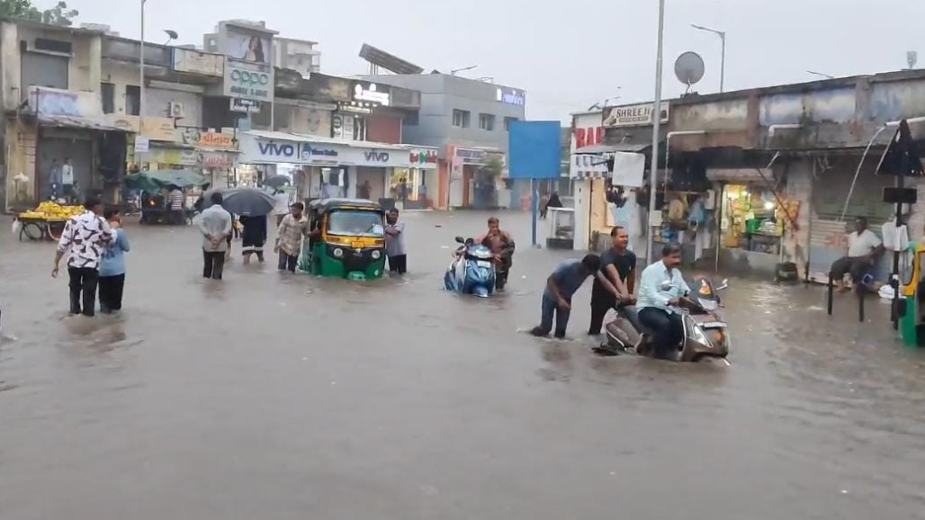 અમદાવાદ પૂર્વમાં પ્રિ-મોન્સૂન કામગીરીના ધજાગરા! જશોદા નગર અને પુનિત નગરમાં ઘૂંટણસમા પાણી, સ્થાનિકોમાં તંત્ર સામે આક્રોશ