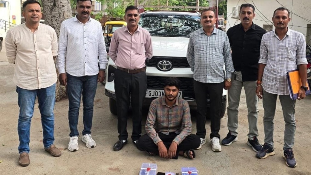 ચોટીલાનો શખ્સ બે પિસ્તોલ અને ત્રણ જીવતા કાર્ટિસ સાથે ઝડપાયો