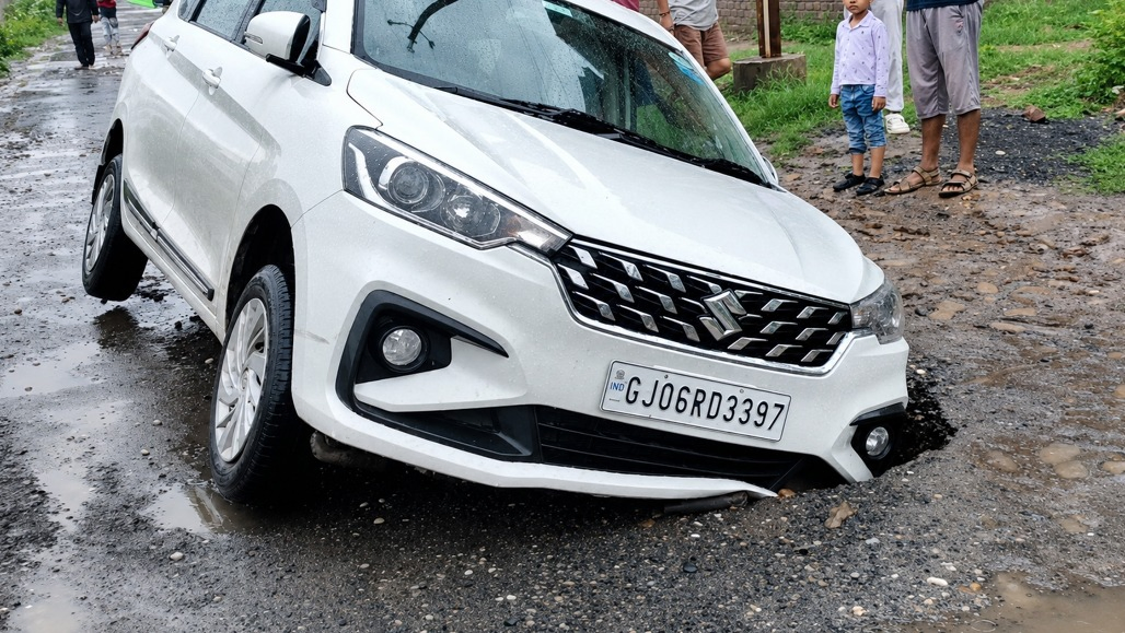 બિલમાં કાર ફસાતા પિતા-પુત્રનો બચાવ, વાઘોડિયા અને અકોટામાં ભૂવા પડયા