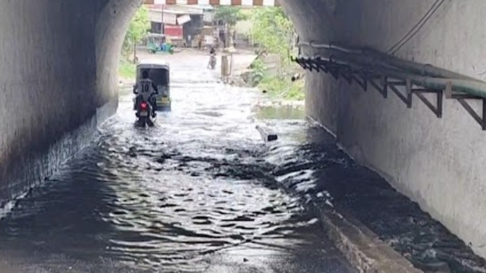 વડોદરા: પરશુરામ ભઠ્ઠા પાસેનું રેલવે ગરનાળું વરસાદ વગર જ ગટરના પાણીથી ભરાયું: અવર જવર બંધ