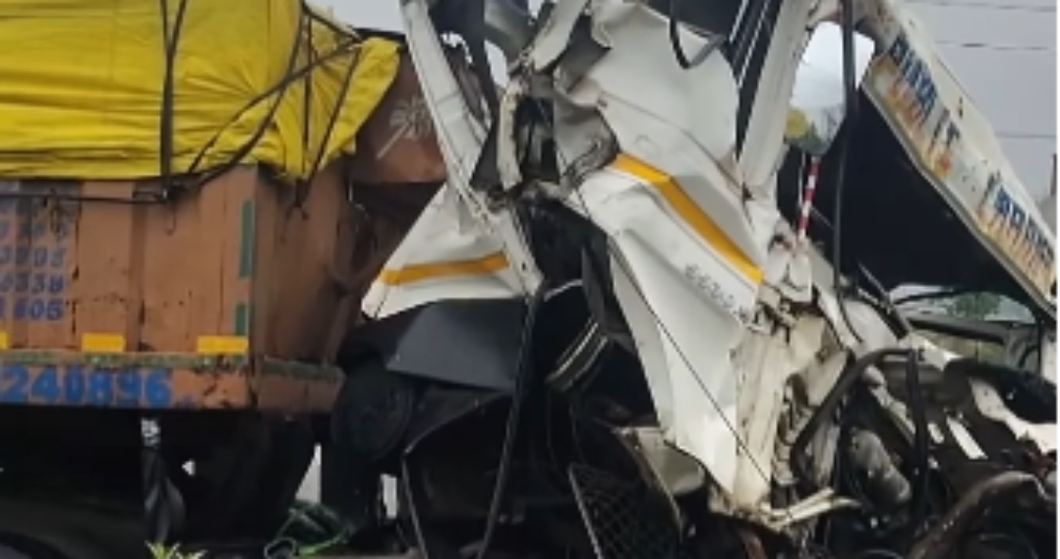 Driver, Conductor Killed as Speeding Bus Rams Stationary Truck on Agra-Kanpur Highway; Over 25 Injured