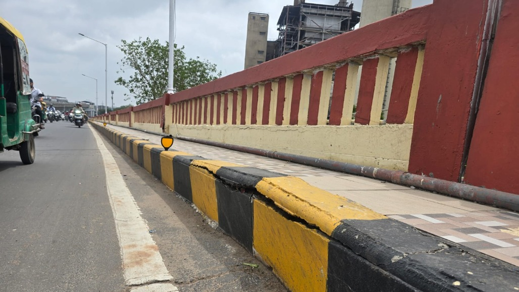Ahmedabad’s Bridge Threat: Cracks, Bulging Slabs Threaten Chimanbhai Patel Bridge After Heavy Rain: AMC Inaction Sparks Disaster Fears