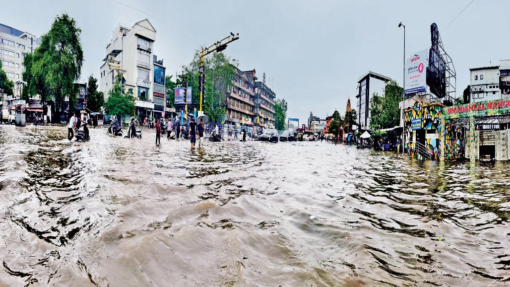 સુરતમાં મેઘતાંડવ : 12 કલાકમાં 14 ઈંચ