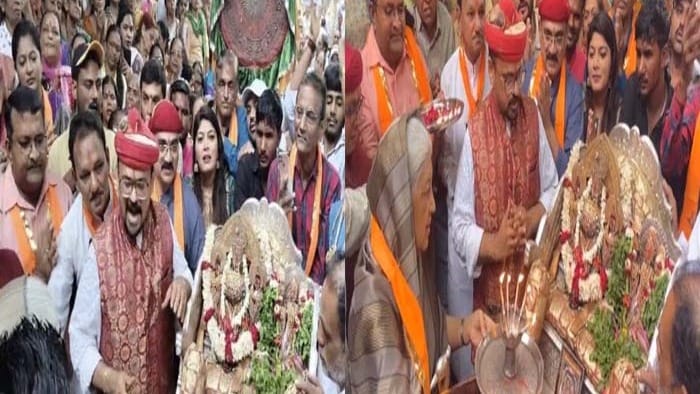 વરસાદી માહોલમાં "મેડ ઇન ઇંગ્લેન્ડ" રથમાં ભગવાન વિઠ્ઠલનાથજીનો વરઘોડો નીકળ્યો