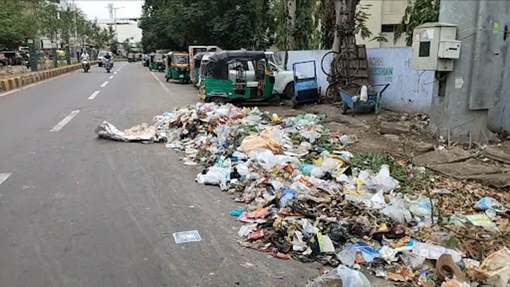 વડોદરાના નવાયાર્ડ રોડ પર કચરાના ઢગલાં!