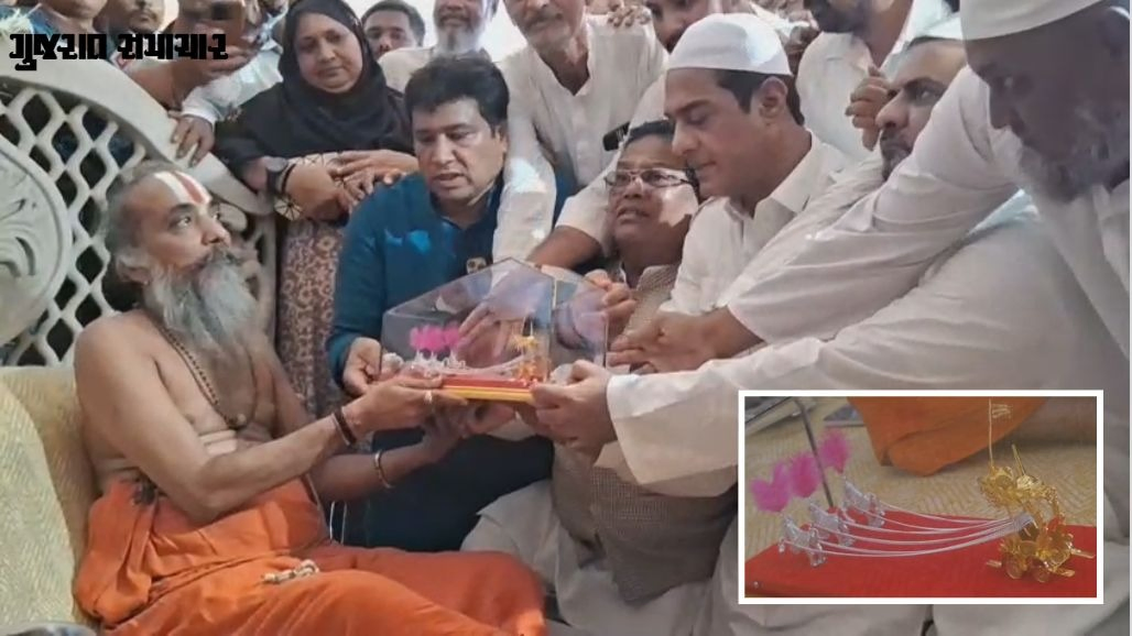 અમદાવાદની રથયાત્રામાં પરંપરા અને ભાઈચારો: મુસ્લિમ સમાજે જગન્નાથ મંદિરના મહંતને 27મી વખત ભેટ કર્યો ચાંદીનો રથ