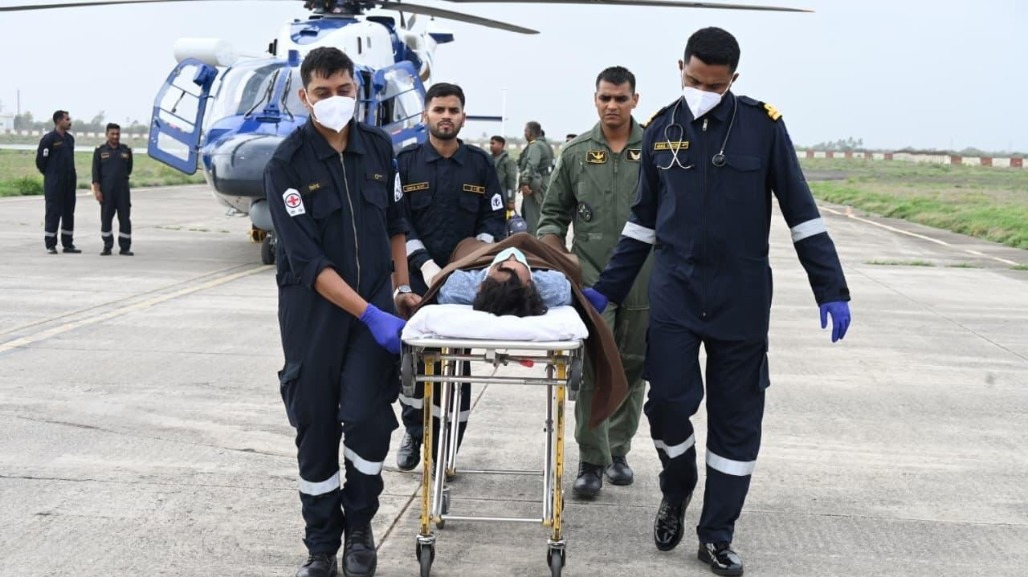 High-Seas Drama Off Porbandar: Indian Coast Guard Airlifts Ailing Seafarer from Merchant Vessel Amid Rough Weather