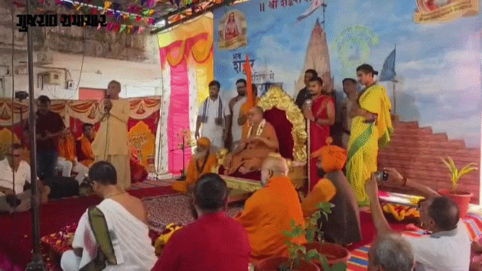 છોટાઉદેપુર: સંખેડાના વાસણામાં આદિવાસી સમાજના 25 પરિવારોની 'ઘર વાપસી', સંતોની હાજરીમાં ફરી હિન્દુ ધર્મ અંગીકાર કર્યો