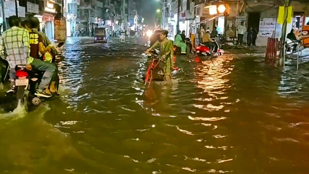 વડોદરામાં સાંજે ધોધમાર તેમજ ડભોઇ, શિનોરમાં તોફાની વરસાદ