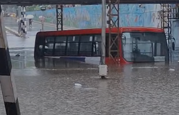 Bus stuck at Paldi Jalaram Underpass