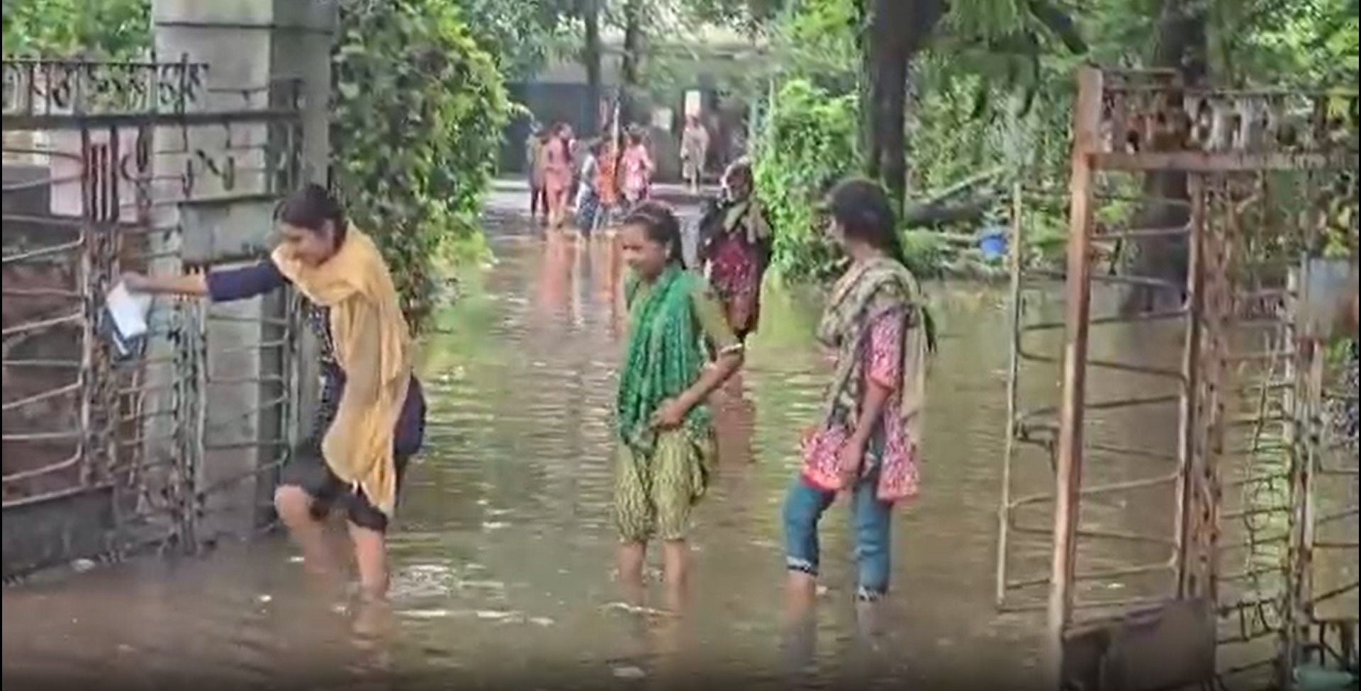 નસવાડીમાં છાત્રાલય અને સ્ટેટ PWD માર્ગ પર પાણી ભરાતાં લોકો અને વિદ્યાર્થીઓ પરેશાન