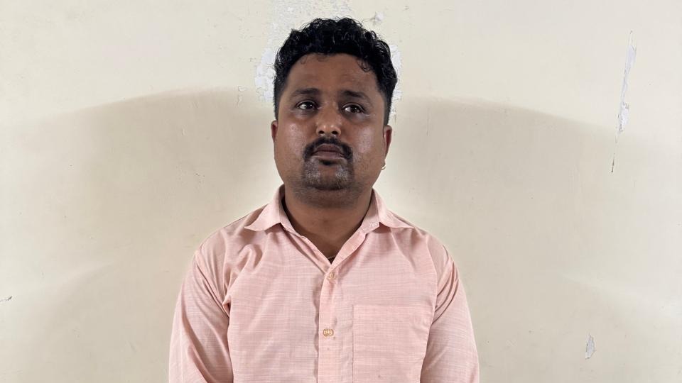 Patan's Chanasma Mamlatdar Office Operator Caught Accepting Bribe ₹800 in ACB trap