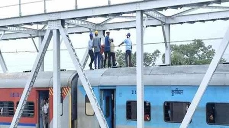 Major Train Mishap Averted as Overhead Wire Snaps on Tata-Howrah Steel Express in Jharkhand