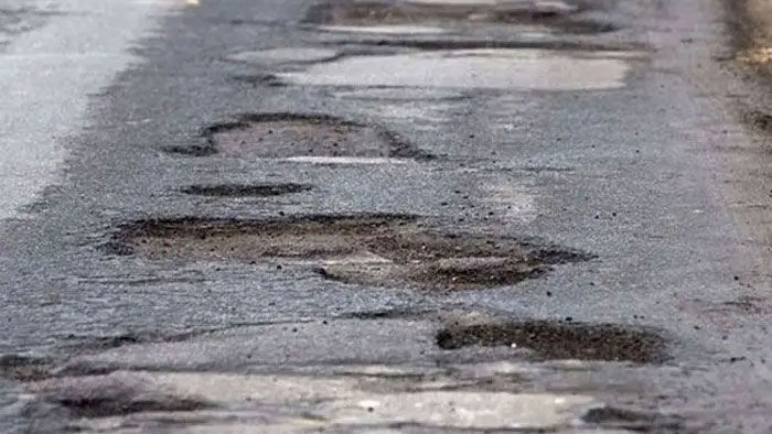Monsoon Spell Exposes Ahmedabad Roads, AMC Launches Repair Drive with 1,331 Tonnes of Hot Mix